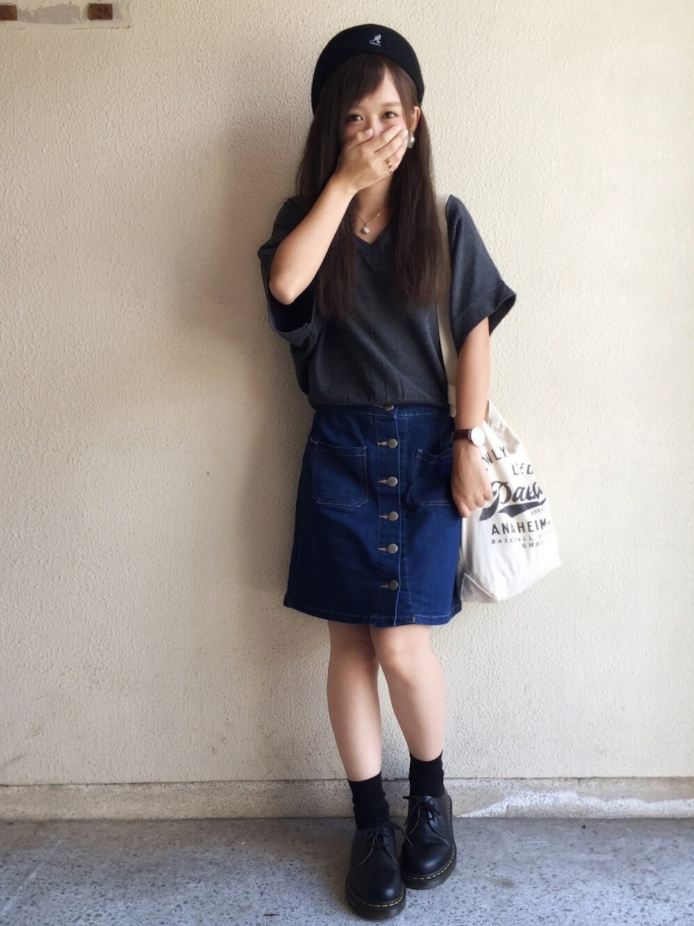 グレー系のニット/セーター、ブルー系のスカート、ブラック系のブーツを着用したレディースの夏コーディネートの1枚目の写真