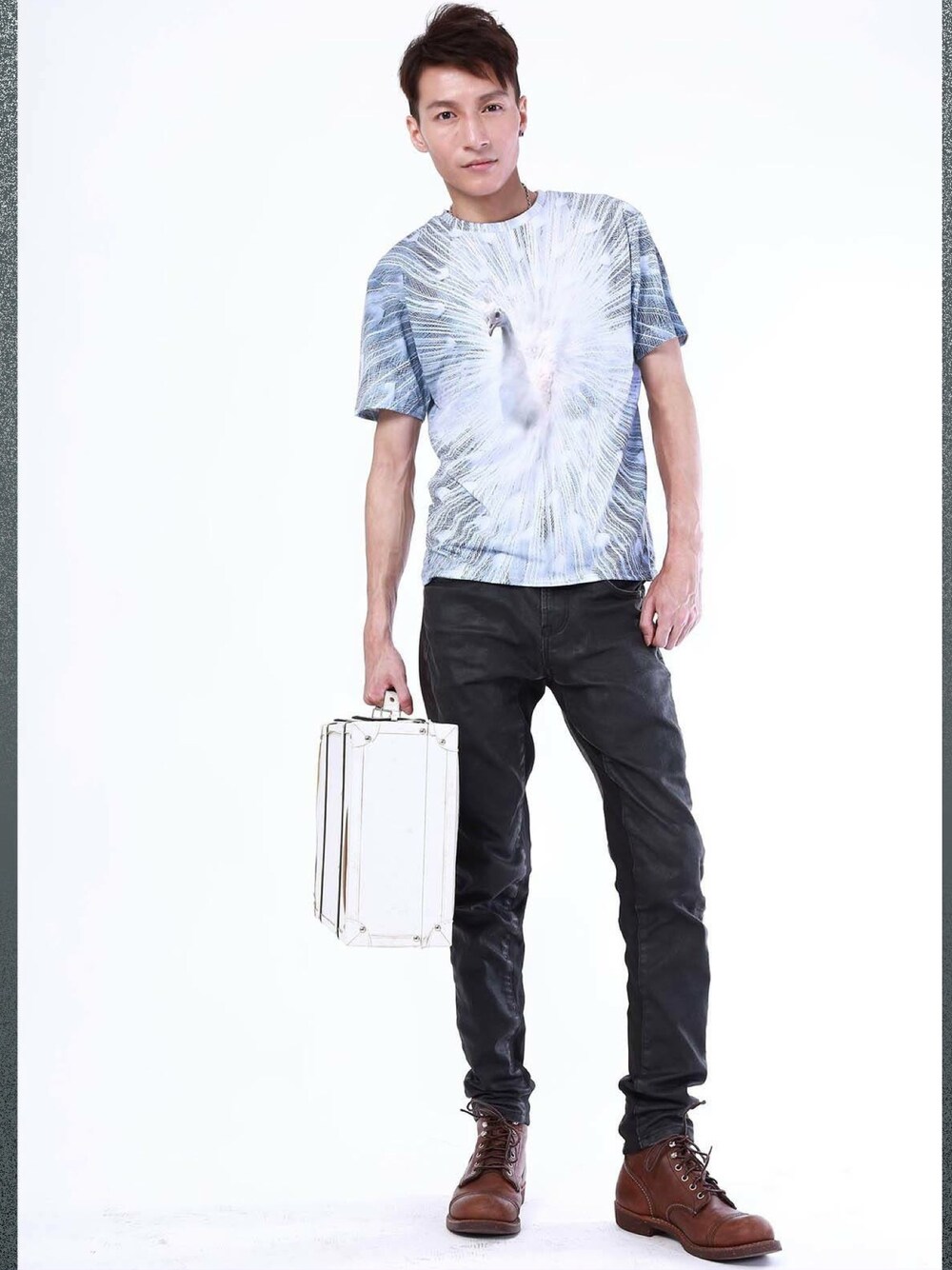 「WEARBOOKエントリー、street、Mr. Gugu & Miss Go、fashion、STYLE、ootd、outfit、streetfashion」｜「Mr.Gugu&MissGoのアイテム（Tシャツ/カットソー、ホワイト系）」を使った、Da_Yeungさん（メンズ・176cm）の秋コーディネートの1枚目の写真