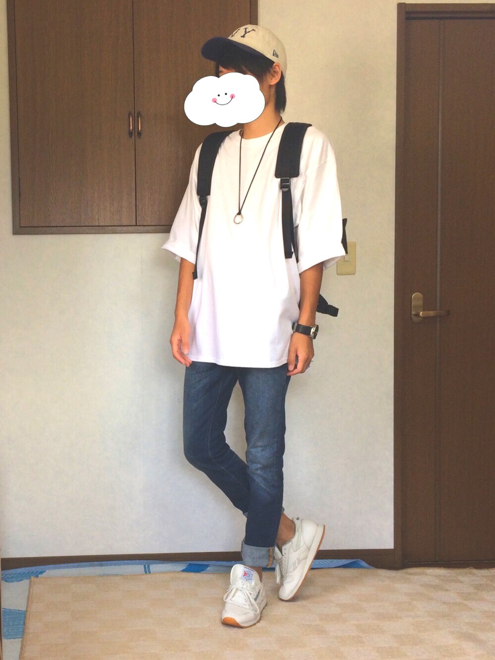 ホワイト系のTシャツ/カットソー、ブルー系のデニムパンツ、ホワイト系のスニーカーを着用したメンズの秋コーディネートの1枚目の写真