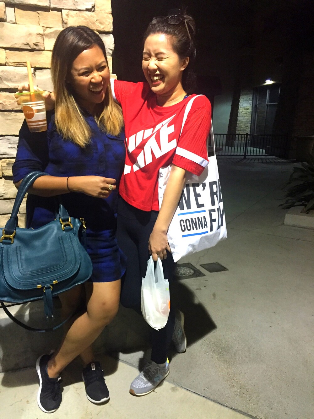 「poloshirts_Tbrand」｜「J.CREWのアイテム（ドレス、ブルー系）」を使った、Catherine Valenzuelaさん（レディース・157cm）の夏コーディネートの1枚目の写真