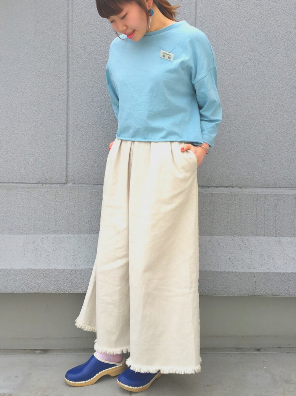「あお、VTOPIA」｜「VTOPIAのYING/YANG PIERCE（ピアス（両耳用）、ブルー系）」を使った、カメワリアオイさん（レディース・159cm）の春コーディネートの1枚目の写真