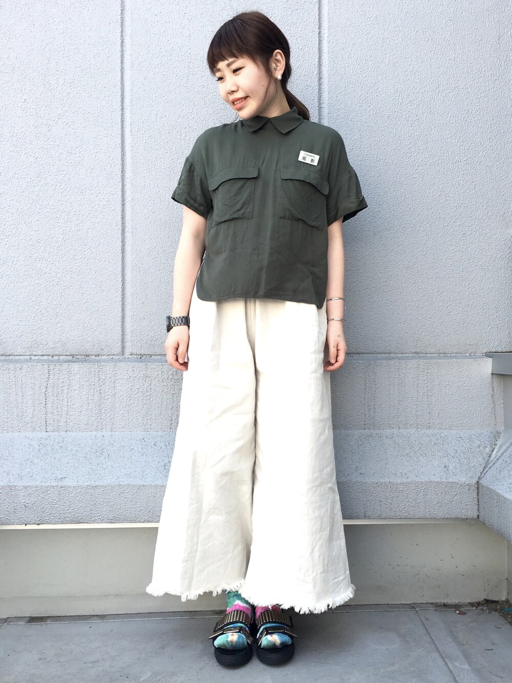 「花柄、ワイドデニム、靴下、スマイル、TOGA、ciaopanic、サンダルに靴下、前髪ぱっつん」｜「CIAOPANICのアイテム（シャツ/ブラウス、グリーン系）」を使った、カメワリアオイさん（レディース・160cm）の春コーディネートの1枚目の写真