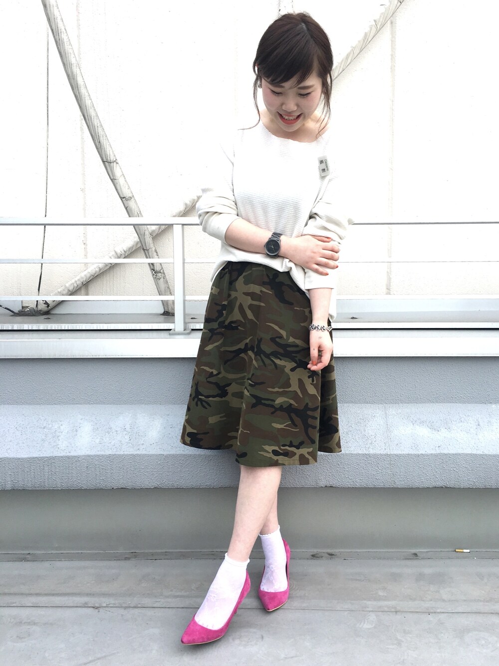 「迷彩、ピンク、パンプス、大人カジュアル、ciaopanic」｜「usedのアイテム（Tシャツ/カットソー、ホワイト系）」を使った、カメワリアオイさん（レディース・160cm）の春コーディネートの1枚目の写真