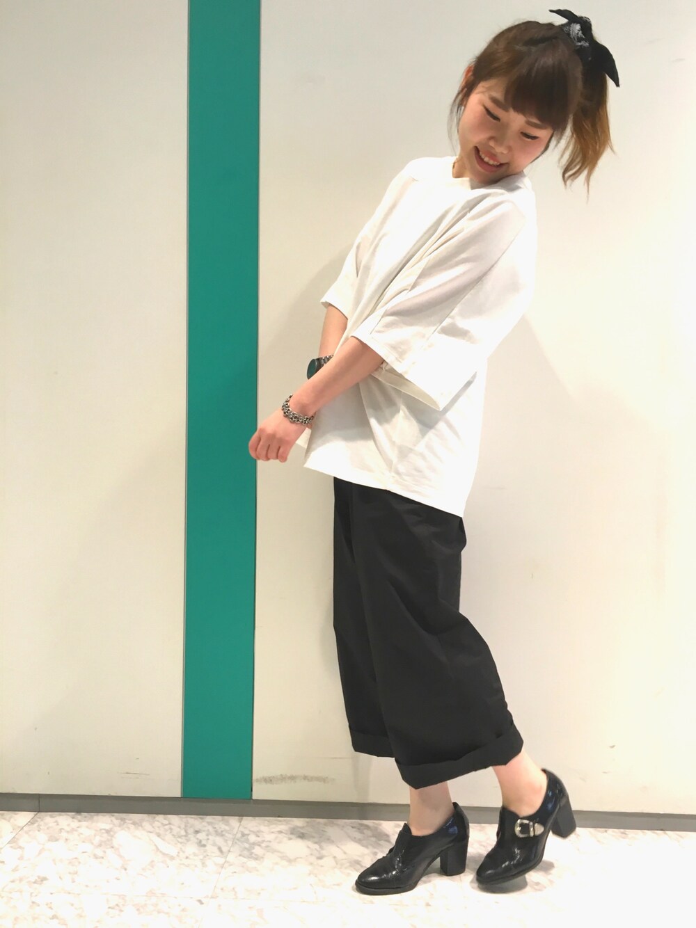 「ポニーテール、スマイル、ciaopanic、Tシャツ」｜「ONES STROKEのアイテム（Tシャツ/カットソー、ホワイト系）」を使った、カメワリアオイさん（レディース・160cm）の春コーディネートの1枚目の写真