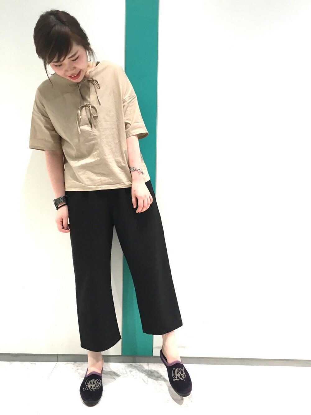 「ブラウス、ラフ、スリッパ、NEEDLES、ciaopanic、スマイル」｜「CIAOPANICのBACKリボンタイプライターBL（シャツ/ブラウス、ベージュ系）」を使った、カメワリアオイさん（レディース・160cm）の春コーディネートの1枚目の写真