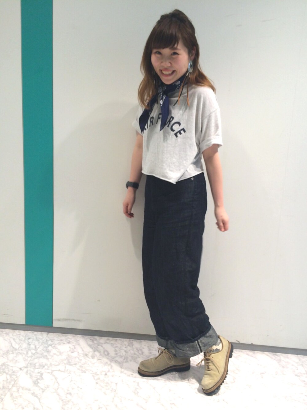 「ワイドデニム、ロゴT、バンダナ、TOGA、used、スマイル、Tシャツ×デニム、ciaopanic」｜「CIAOPANICの【Ciaopanic】　バンダナ（バンダナ/スカーフ、ブルー系）」を使った、カメワリアオイさん（レディース・160cm）の春コーディネートの1枚目の写真