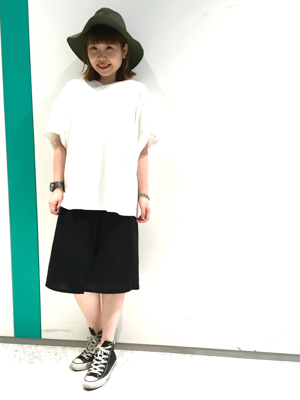 「モノトーン、スニーカー、ハット、スマイル、ヘアチェンジ」｜「ONES STROKEのアイテム（Tシャツ/カットソー、ホワイト系）」を使った、カメワリアオイさん（レディース・160cm）の春コーディネートの1枚目の写真