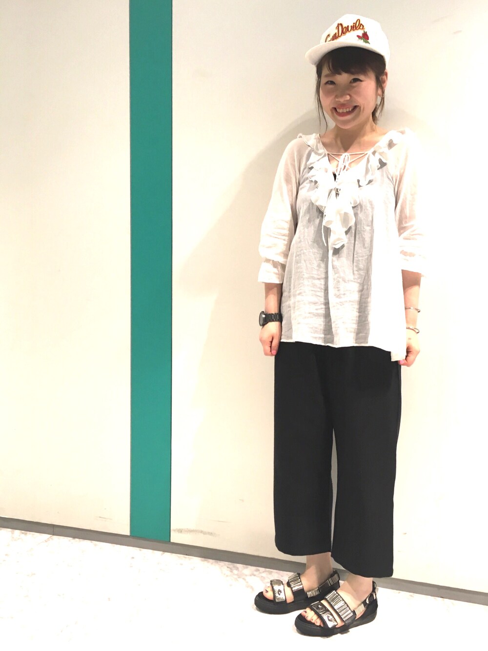 「雨の日コーデ、スマイル、ciaopanic、ciaopanic広島、TOGA、フリル」｜「CIAOPANICのアイテム（その他パンツ、ブラック系）」を使った、カメワリアオイさん（レディース・160cm）の春コーディネートの1枚目の写真