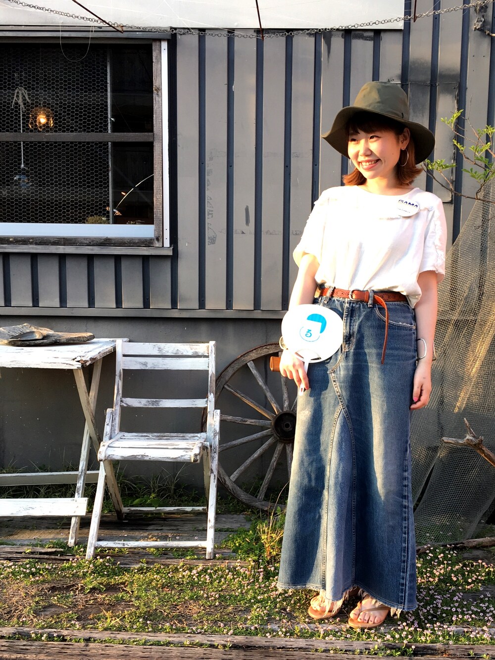 「うちわ、夏コーデ、ハット、デニム、ciaopanic、リーバイス、スマイル」｜「ウケルのアイテム（雑貨/ホビー、ホワイト系）」を使った、カメワリアオイさん（レディース・160cm）の春コーディネートの1枚目の写真