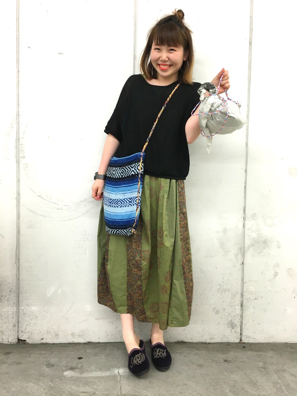 「スイカ、COMME des GARCONS、ワンピース、スリッパ、NEEDLES、スマイル、休日スタイル、ちょんまげ」｜「AMERICANAのアイテム（Tシャツ/カットソー、ブラック系）」を使った、カメワリアオイさん（レディース・160cm）の夏コーディネートの1枚目の写真