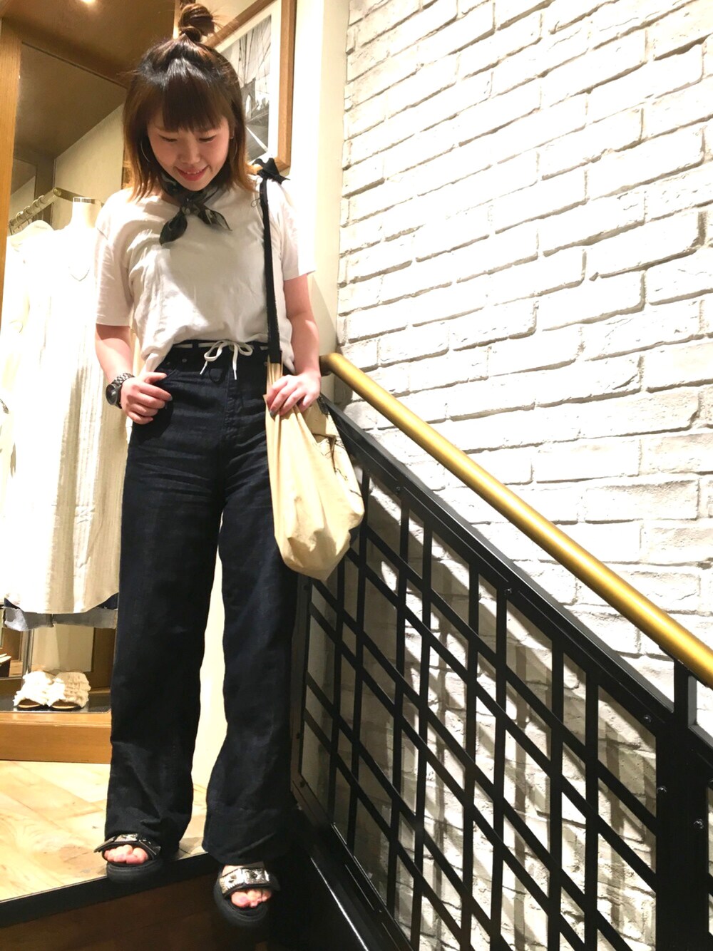 「デニム、ワイドパンツ、白Tシャツ、紐ベルト、ちょんまげ、スマイル、シンプル、ciaopanic、ciaopanic広島、TOGA」｜「CIAOPANICの【Ciaopanic】リネン混ワイドデニムPTS（デニムパンツ、ブルー系）」を使った、カメワリアオイさん（レディース・161cm）の夏コーディネートの1枚目の写真