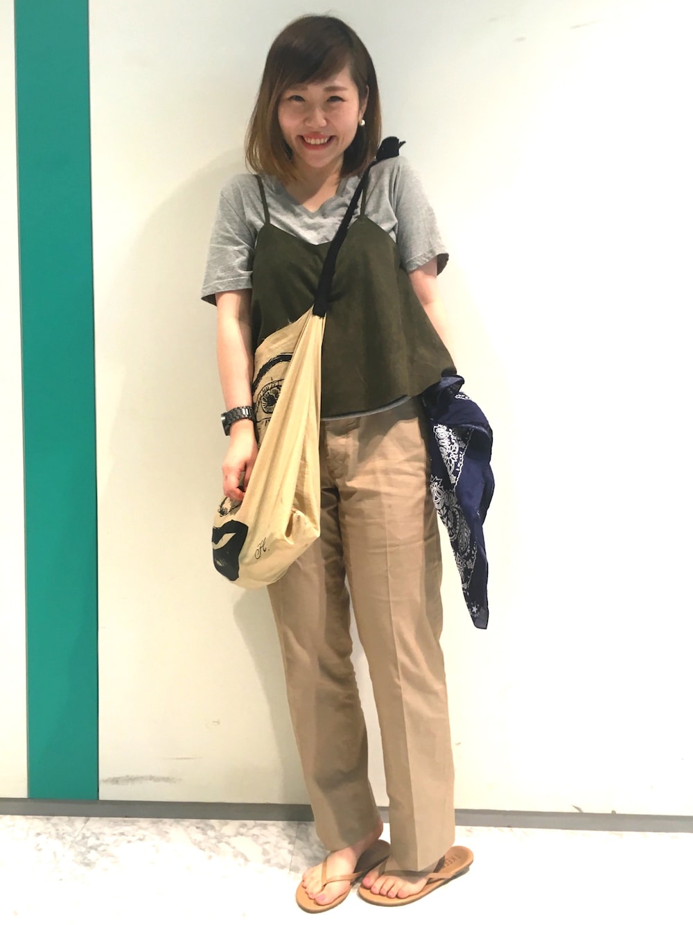 「キャミ×Tシャツ、サマータイム、アツい、雨の日コーデ、スマイル、ciaopanic、ciaopanic広島、パンツスタイル」｜「CIAOPANICの【Ciaopanic】　スエードキャミソール（シャツ/ブラウス、グリーン系）」を使った、カメワリアオイさん（レディース・161cm）の夏コーディネートの1枚目の写真