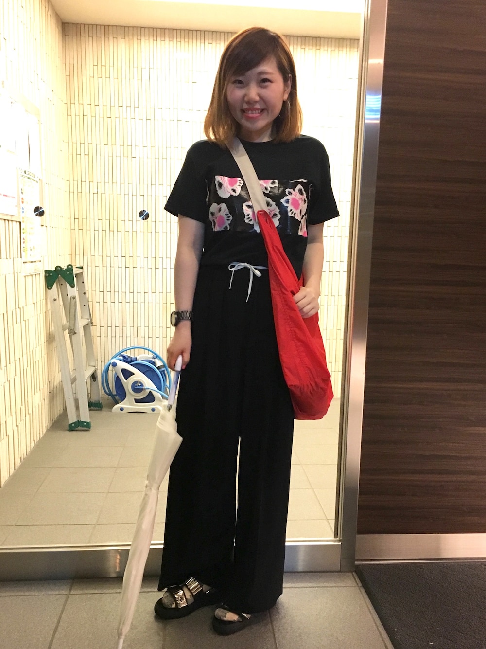 「TOGA、TOGA PULLA、ブラックコーデ、ワントーンコーデ、雨の日コーデ、スマイル、傘、赤いバッグ」｜「TOGA PULLAのアイテム（Tシャツ/カットソー、ブラック系）」を使った、カメワリアオイさん（レディース・161cm）の夏コーディネートの1枚目の写真