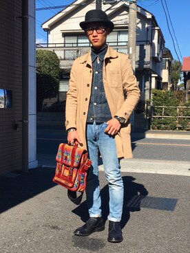 「トリッカーズ」｜「アイテム（ステンカラーコート）」を使った、村里 侑志さん（メンズ・168cm）の冬コーディネート