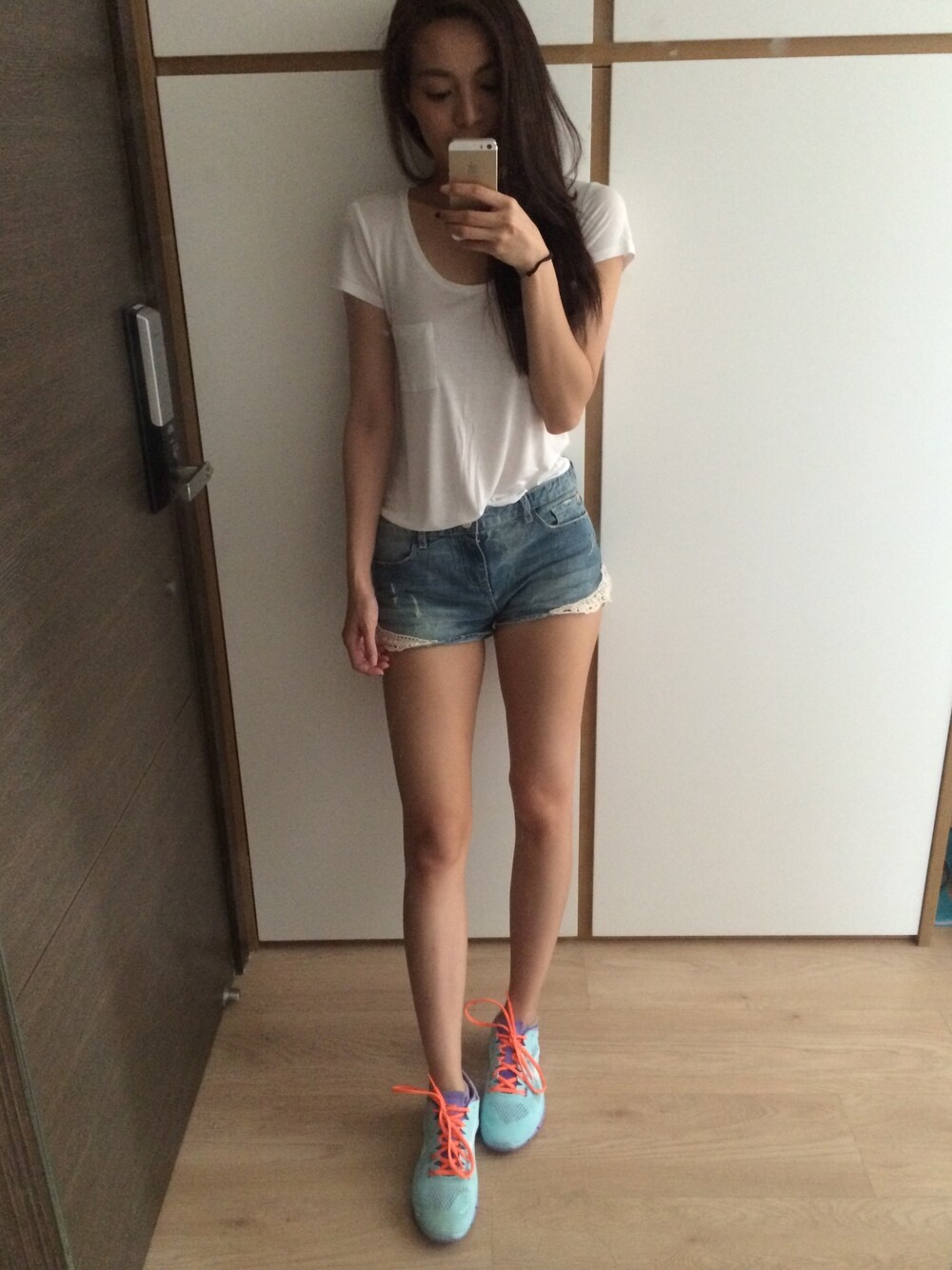 「NIKE、running」｜「miss shopのアイテム（Tシャツ/カットソー、ホワイト系）」を使った、kenjiziyiさん（レディース・165cm）の夏コーディネートの1枚目の写真