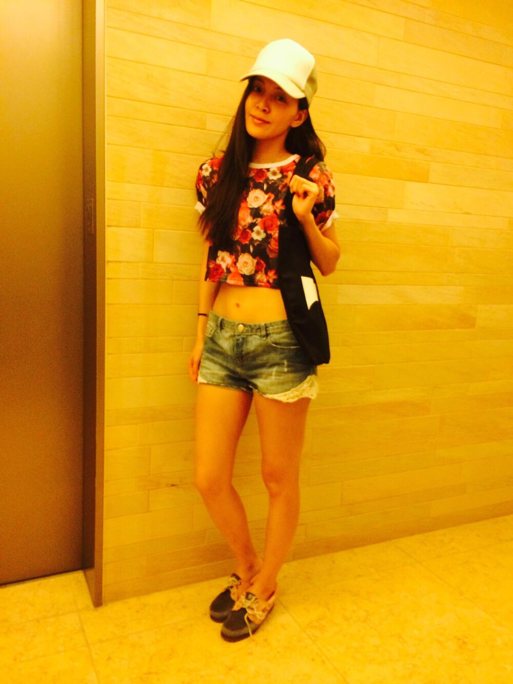 「causal、hkgirl、RELAX」｜「IZZUEのアイテム（Tシャツ/カットソー、レッド系）」を使った、kenjiziyiさん（レディース・168cm）の夏コーディネートの1枚目の写真