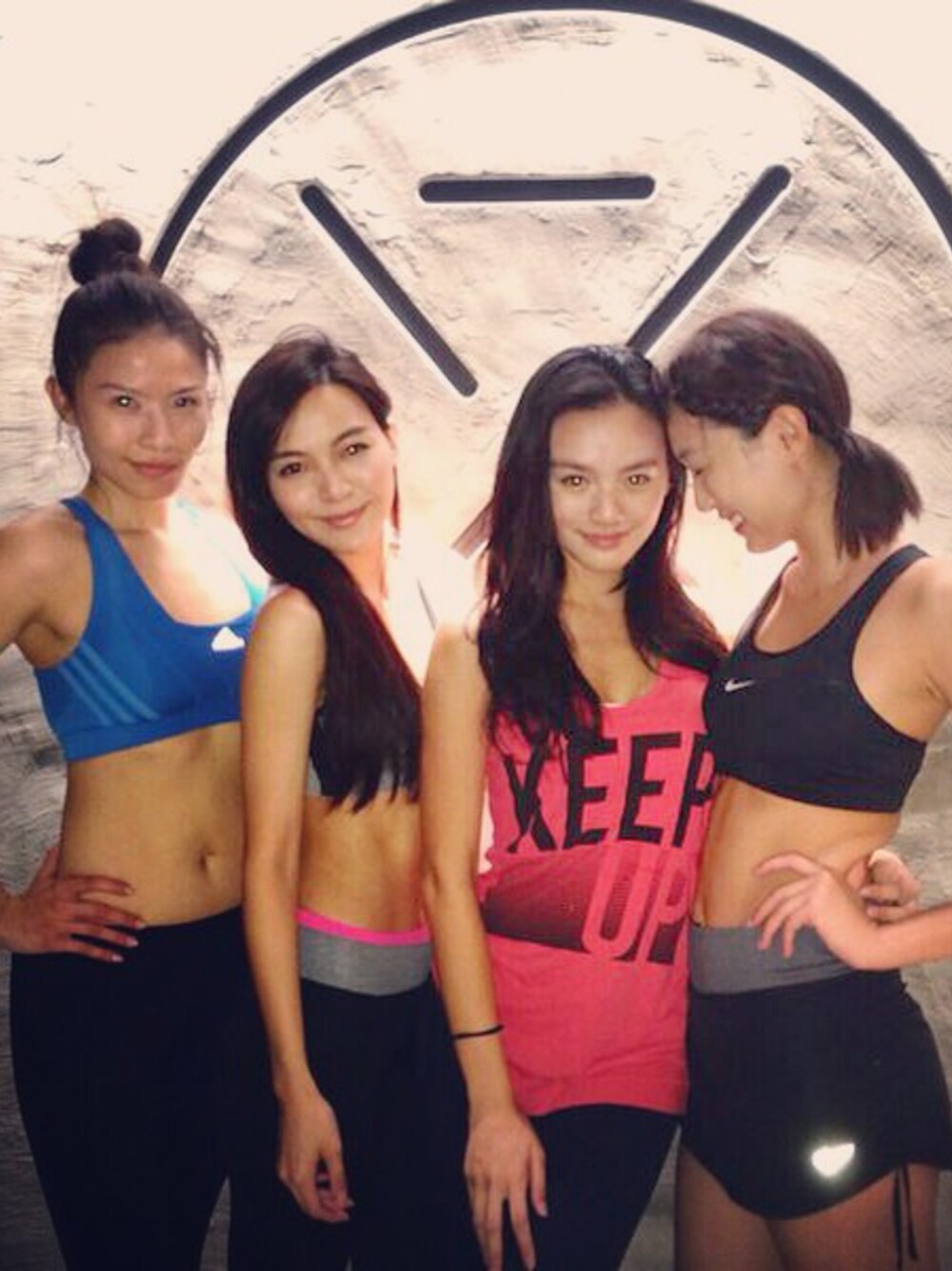 「hkmodel、starzpeople、spinning、youarexyz、hkgirls」｜「PEACH JOHNのアイテム（タンクトップ、グレー系）」を使った、kenjiziyiさん（レディース・165cm）の秋コーディネートの1枚目の写真