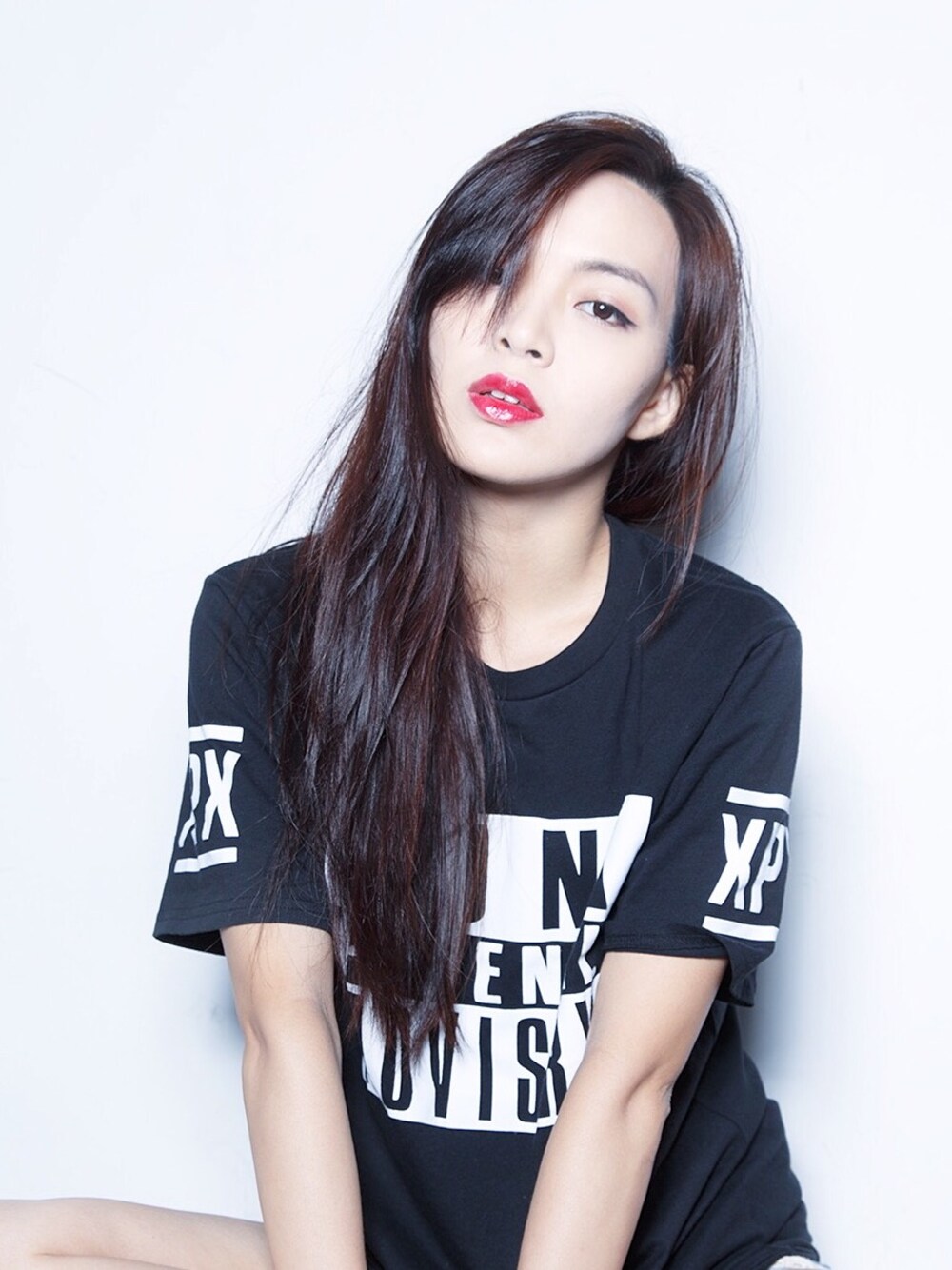 「XPX、xpx_8、punkhippie、kenjiziyi、model、hkmodel」｜「xpxのアイテム（Tシャツ/カットソー、ブラック系）」を使った、kenjiziyiさん（レディース・165cm）の秋コーディネートの1枚目の写真