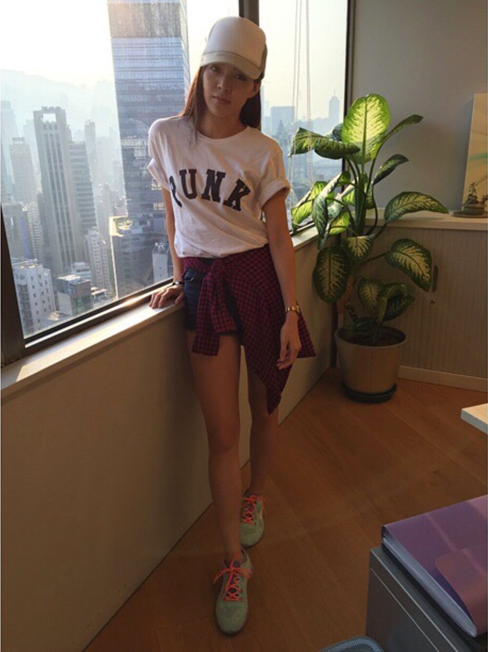 「XPX、kenjiziyi、hkgirl、hk、hkmodel、starzpeople」｜「XPXのアイテム（Tシャツ/カットソー、ホワイト系）」を使った、kenjiziyiさん（レディース・165cm）の秋コーディネートの1枚目の写真