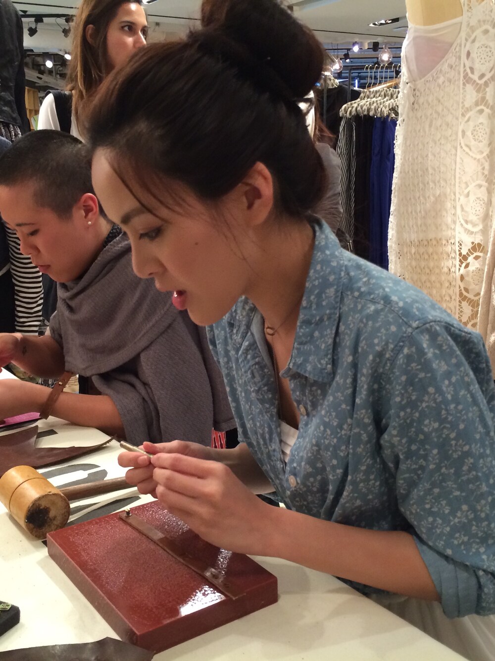 「UNIQLO、hkmodel、starzpeople、kenjiziyi、denim」｜「UNIQLOのアイテム（シャツ/ブラウス、ブルー系）」を使った、kenjiziyiさん（レディース・165cm）の秋コーディネートの1枚目の写真