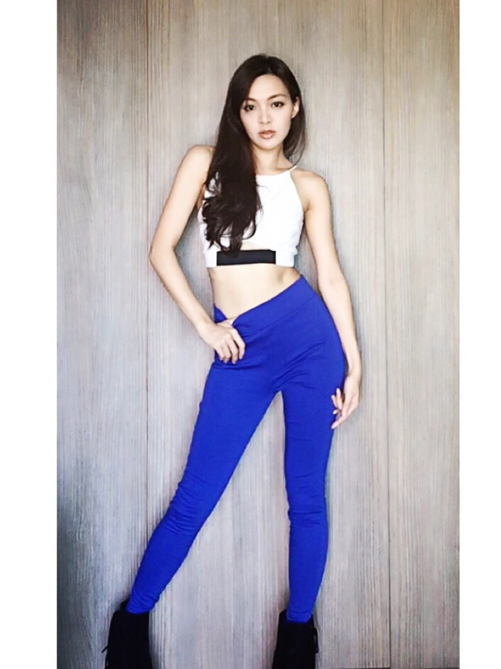 「hkmodel、hkgirl、model、starzpeople、kenjiziyi、blue、Hong Kong」｜「TOPSHOPのアイテム（タンクトップ、ホワイト系）」を使った、kenjiziyiさん（レディース・165cm）の秋コーディネートの1枚目の写真