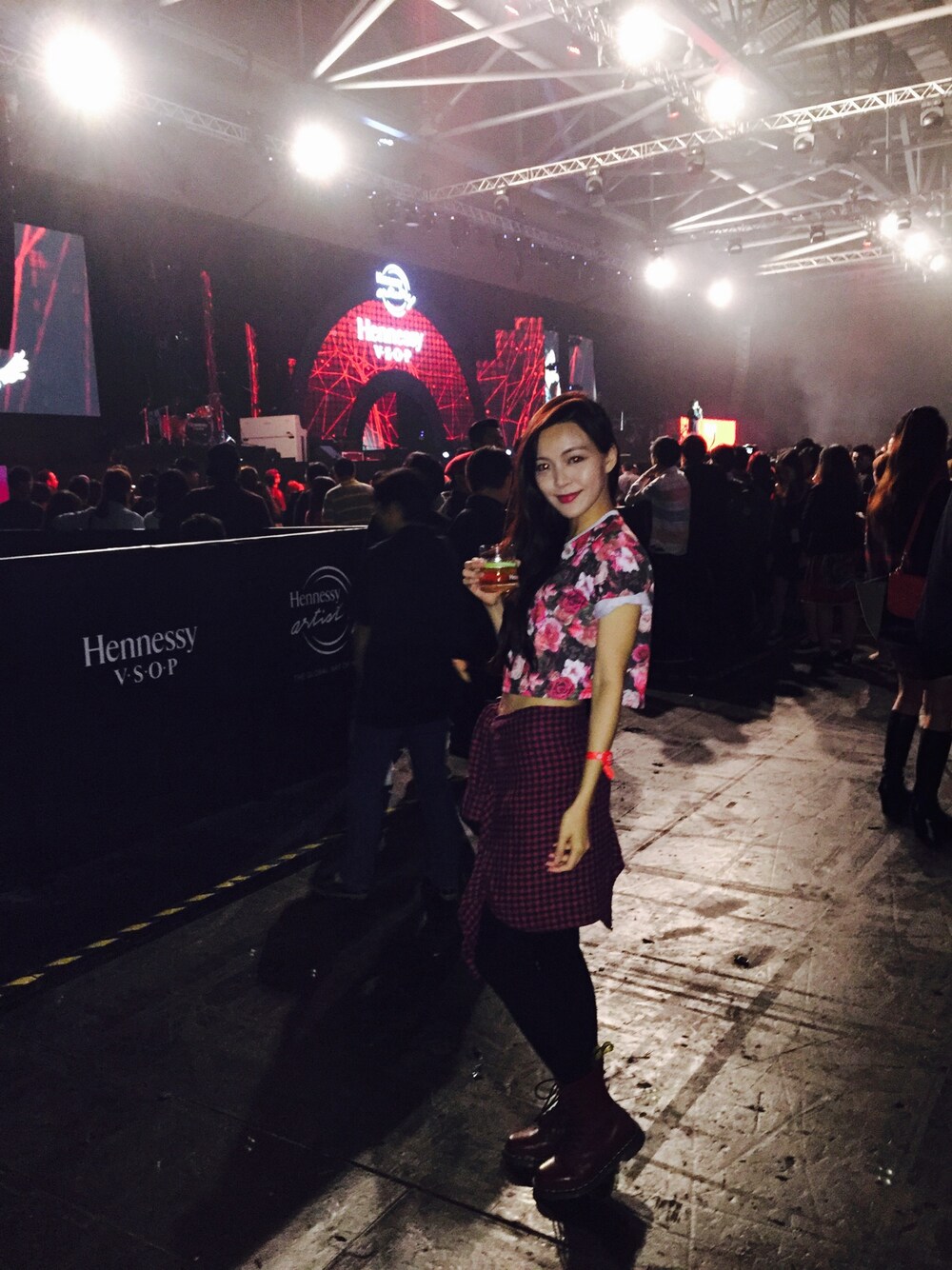 「kenjiziyi、starzpeople、model、hkmodel、ootd、event 、hennessy artistry」｜「IZZUEのアイテム（Tシャツ/カットソー、レッド系）」を使った、kenjiziyiさん（レディース・165cm）の秋コーディネートの1枚目の写真