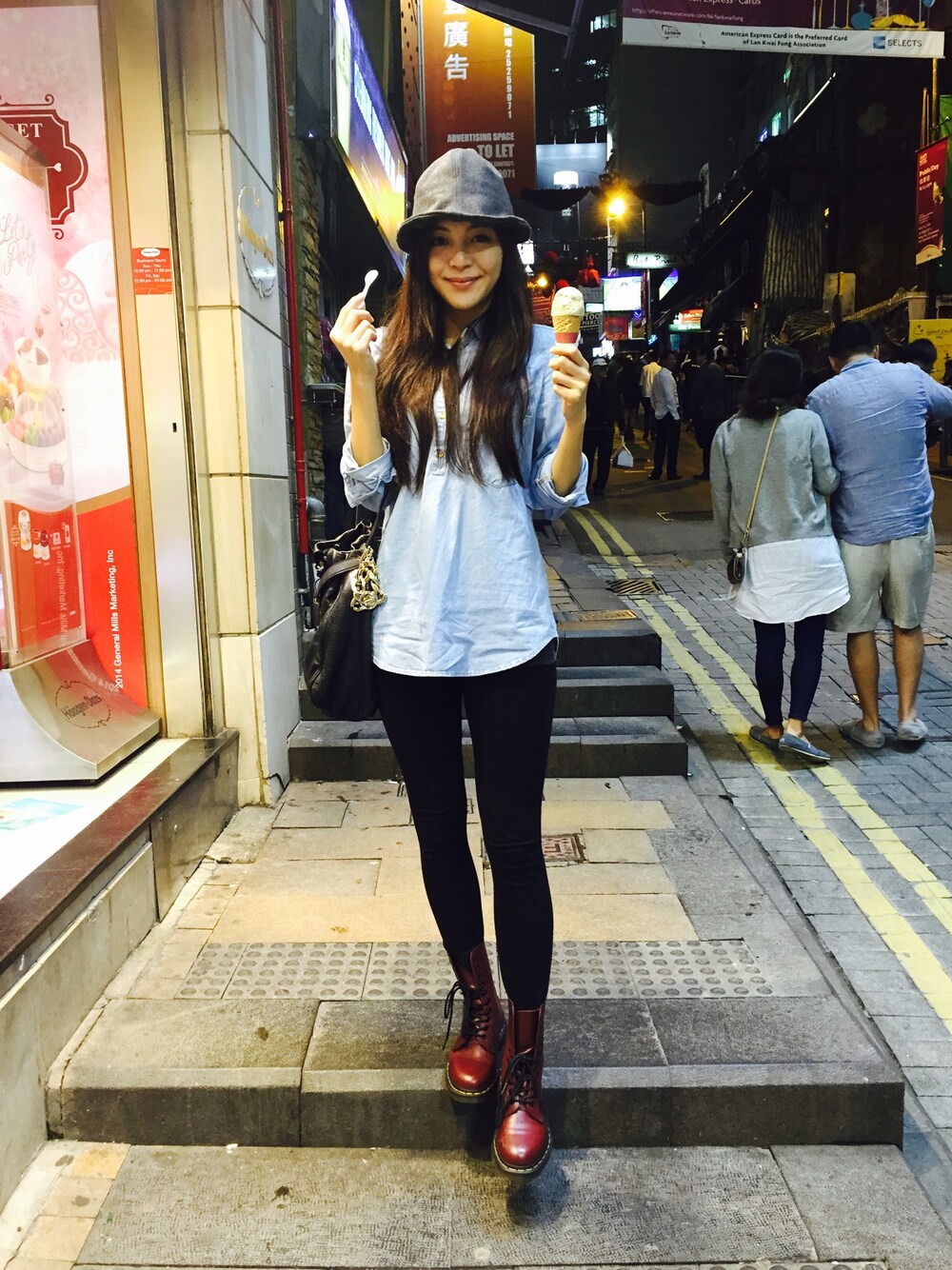 「streetfashion、hkmodel、starzpeople、hkgirl、Hong Kong」｜「ZARA TRFのアイテム（その他トップス、ブルー系）」を使った、kenjiziyiさん（レディース・165cm）の秋コーディネートの1枚目の写真