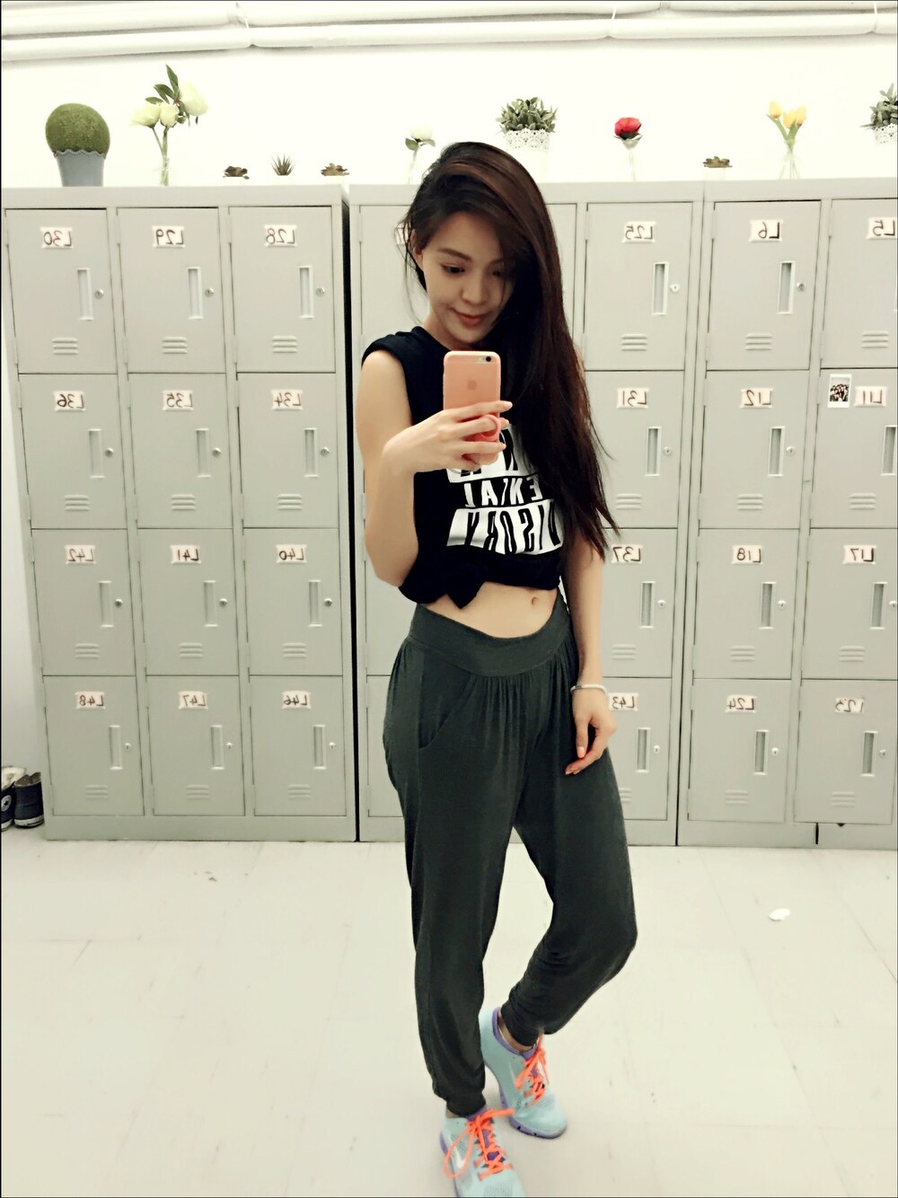 「dance、kenjiziyi、hkgirl、hkig、sporty」｜「XPXのアイテム（Tシャツ/カットソー、ブラック系）」を使った、kenjiziyiさん（レディース・165cm）の秋コーディネートの1枚目の写真