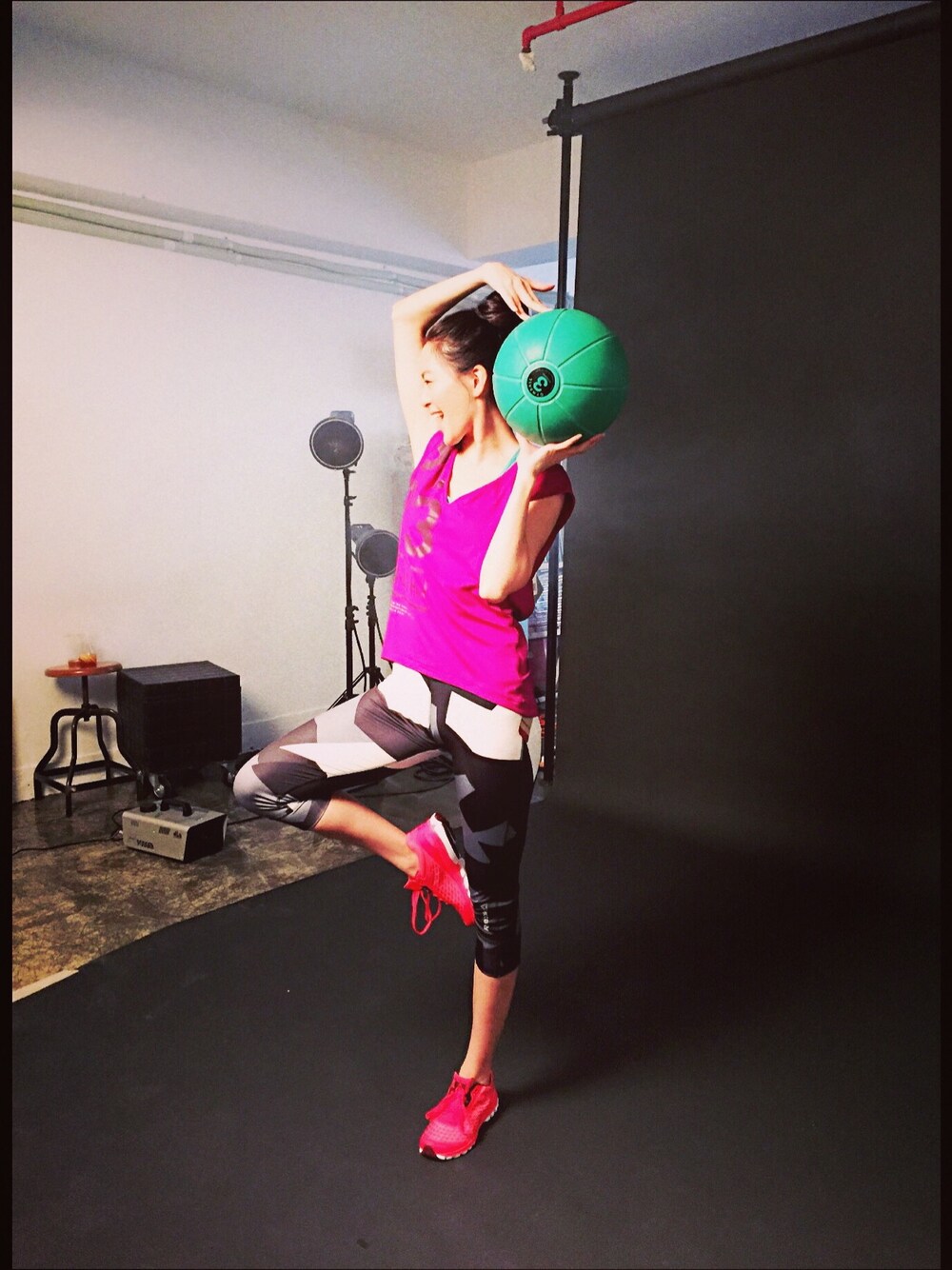「reebok、sporty、SPORTS MIX、starzpeople、kenjiziyi、model、hkgirl、hkmodel、hkig」｜「Reebokのアイテム（Tシャツ/カットソー、パープル系）」を使った、kenjiziyiさん（レディース・165cm）の秋コーディネートの1枚目の写真