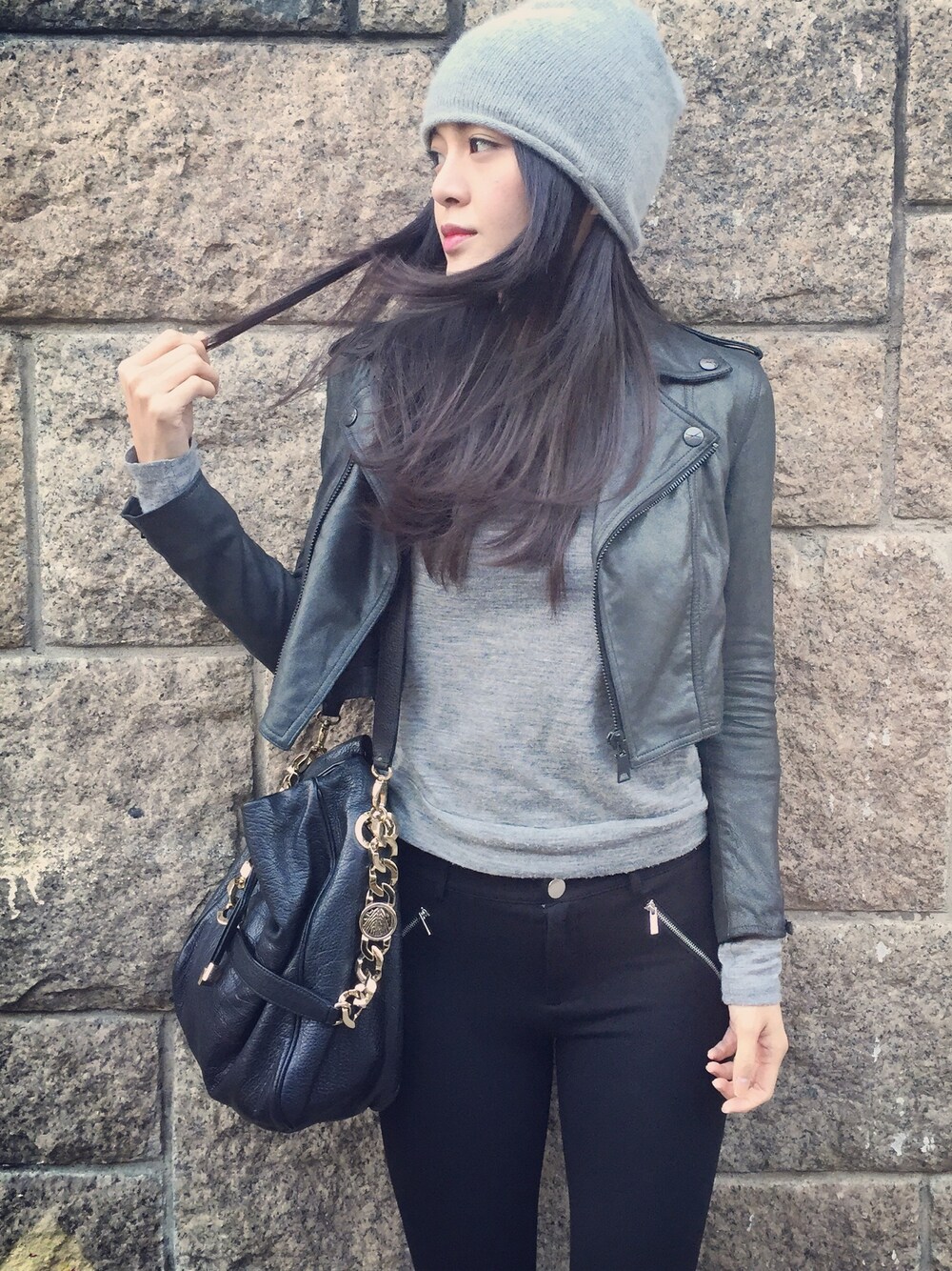 「ootd、hkig、kenjiziyi、starzpeople、hkgirl、blazer、beanie、TOPSHOP、blue heroes、BVLGARI」｜「TOPSHOPのアイテム（ニット/セーター、グレー系）」を使った、kenjiziyiさん（レディース・165cm）の冬コーディネートの1枚目の写真