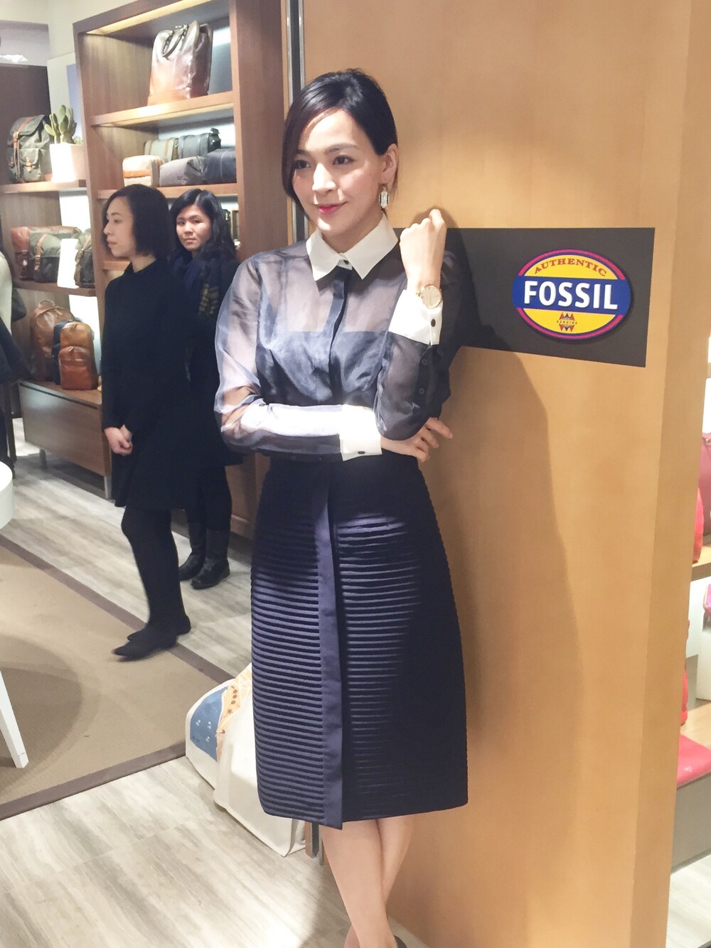 「starzpeople、kenjiziyi、Black Fleece、see through、hkmodel、hkgirl、model、Fossil、event 」｜「BLACK FLEECEのアイテム（シャツ/ブラウス、ブラック系）」を使った、kenjiziyiさん（レディース・165cm）の冬コーディネートの1枚目の写真
