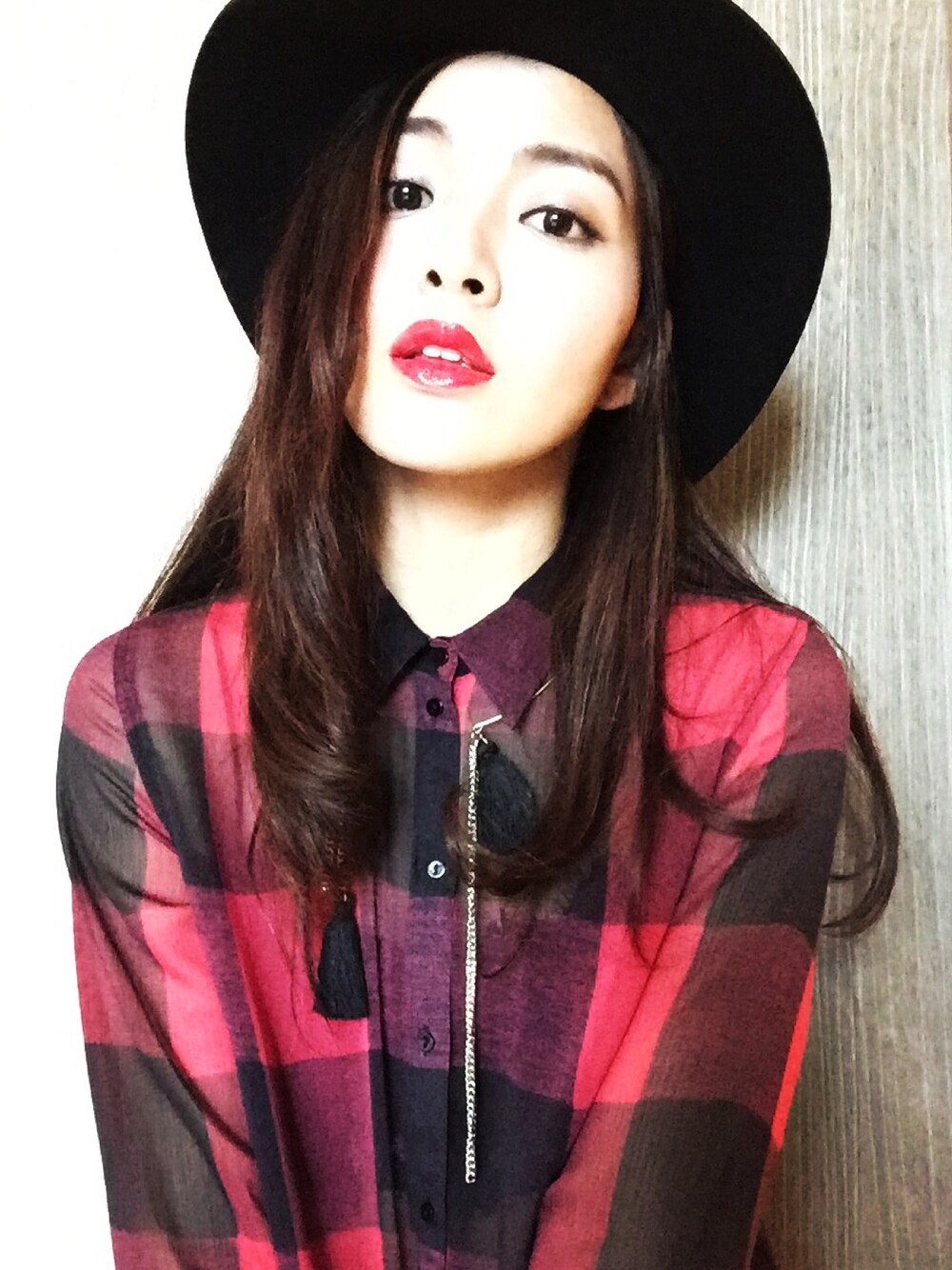 「red、kenjiziyi、starzpeople、hkmodel、gold」｜「lalunaのアイテム（ネックレス、ゴールド系）」を使った、kenjiziyiさん（レディース・168cm）の冬コーディネートの1枚目の写真