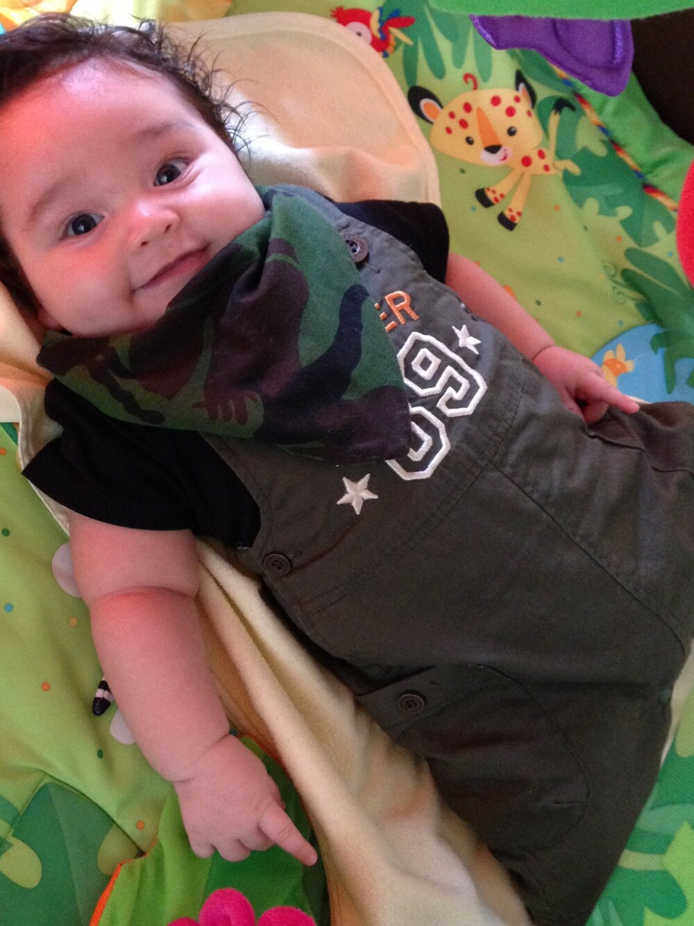 ブラック系のTシャツ/カットソー、グリーン系のロンパース、グリーン系のマフラーを着用したキッズの秋コーディネートの1枚目の写真