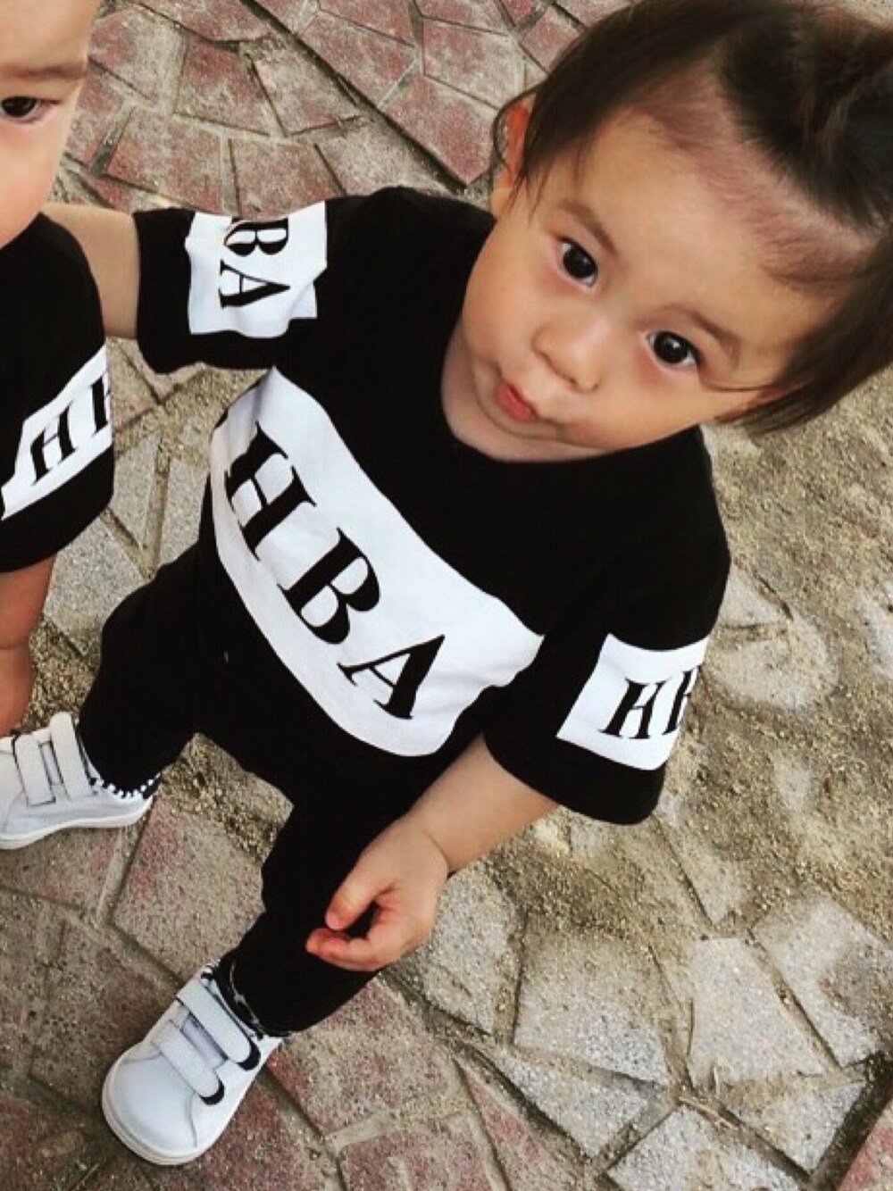「公園、baby、息子コーデ、息子」｜「HBAのアイテム（Tシャツ/カットソー、ブラック系）」を使った、アオキアイさん（レディース・151cm）の夏コーディネートの1枚目の写真