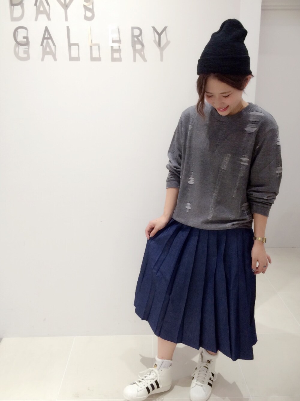 「SEVENDAYS＝SUNDAY、adidas、cheap monday、CASIO、プリーツスカート、ダメージ加工、ニット帽」｜「SEVENDAYS=SUNDAYのＣＨＥＡＰ　ＭＯＮＤＡＹ　ＳＨＡＷスウェット（Tシャツ/カットソー、グレー系）」を使った、三宅 紗也加さん（レディース・156cm）の秋コーディネートの1枚目の写真