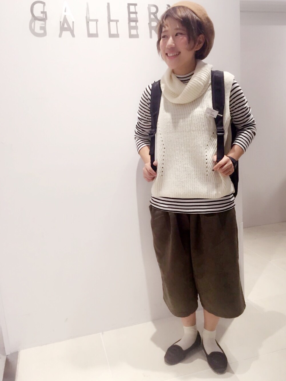 「SEVENDAYS＝SUNDAY、秋のコーデ、ベレー帽、ニットベスト、ガウチョパンツ」｜「SEVENDAYS=SUNDAYのポリエステルスエード　ガウチョパンツ（その他パンツ、グリーン系）」を使った、三宅 紗也加さん（レディース・156cm）の秋コーディネートの1枚目の写真