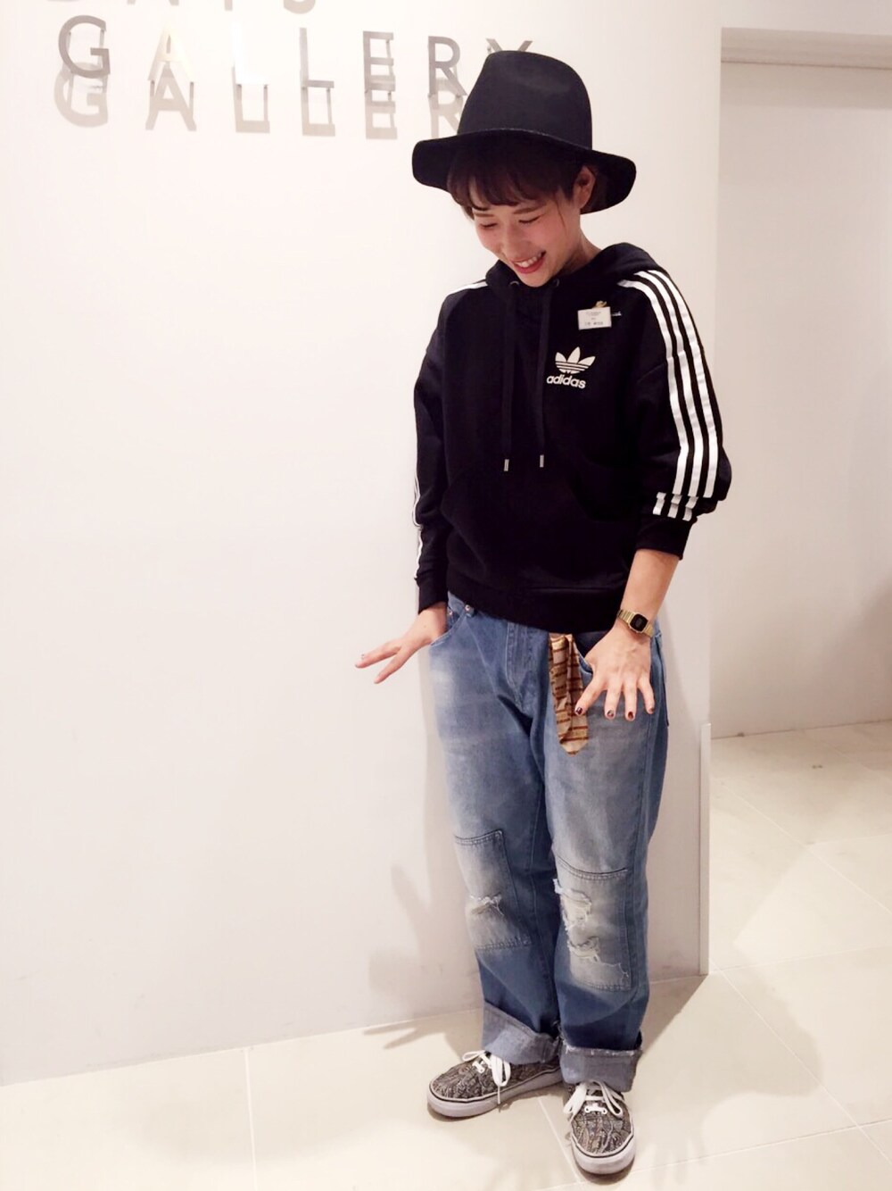 「SEVENDAYS＝SUNDAY、adidas、VANS、CASIO、クラッシュデニム、ツバ広ハット、秋コーデ」｜「adidasのａｄｉｄａｓ　３ＳＴＲＩＰＥ　ＨＯＯＤＩＥ（Tシャツ/カットソー、ブラック系）」を使った、三宅 紗也加さん（レディース・165cm）の秋コーディネートの1枚目の写真