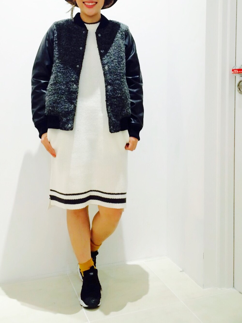 「SEVENDAYS＝SUNDAY、ボア、スタジャン、ワンピース、ポンプフューリー」｜「SEVENDAYS=SUNDAYのアゼ編　ノースリーブロングベスト（ベスト、ホワイト系）」を使った、三宅 紗也加さん（レディース・156cm）の秋コーディネートの1枚目の写真