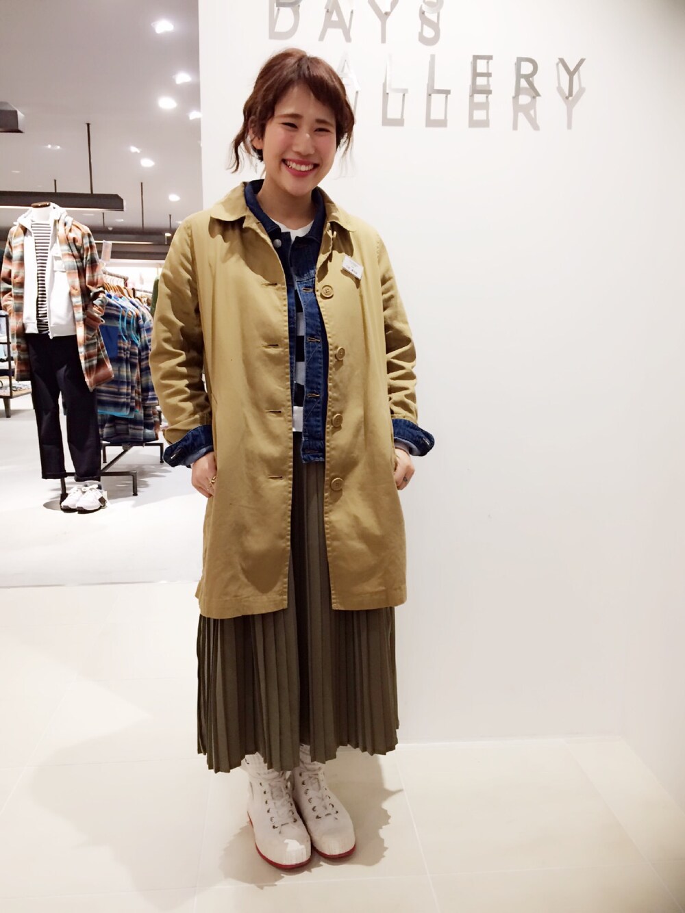 「SEVENDAYS＝SUNDAY、春、ステンカラーコート、Gジャン、プリーツスカート」｜「SEVENDAYS=SUNDAYの・綿ツイル　ステンカラーコート（ステンカラーコート、ベージュ系）」を使った、三宅 紗也加さん（レディース・156cm）の冬コーディネートの1枚目の写真