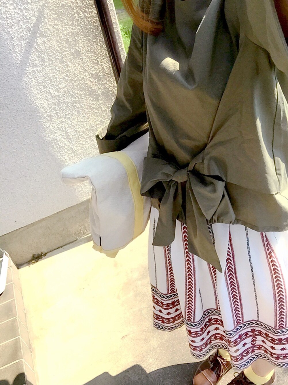 「カーキ、クラッチバッグ、革靴、刺繍スカート」｜「Another Editionのキャンバスクラッチ/AEBC Canvas CLT◆（クラッチバッグ、イエロー系）」を使った、natsumiさん（レディース・158cm）の秋コーディネートの1枚目の写真