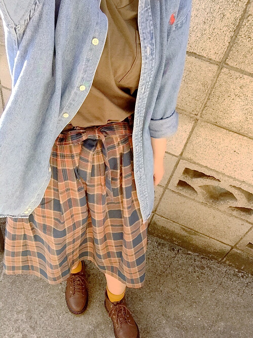 「デニムシャツ、チェックスカート、ポケットＴシャツ、カーキ、秋のコーデ、カラーソックス」｜「POLO RALPH LAURENのアイテム（シャツ/ブラウス、ブルー系）」を使った、natsumiさん（レディース・158cm）の秋コーディネートの1枚目の写真