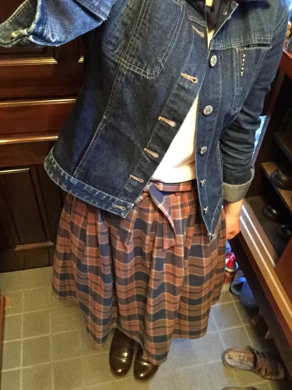 「Gジャン、チェックスカート」｜「MARGARET HOWELLのアイテム（デニムジャケット、ブルー系）」を使った、natsumiさん（レディース・158cm）の秋コーディネートの1枚目の写真