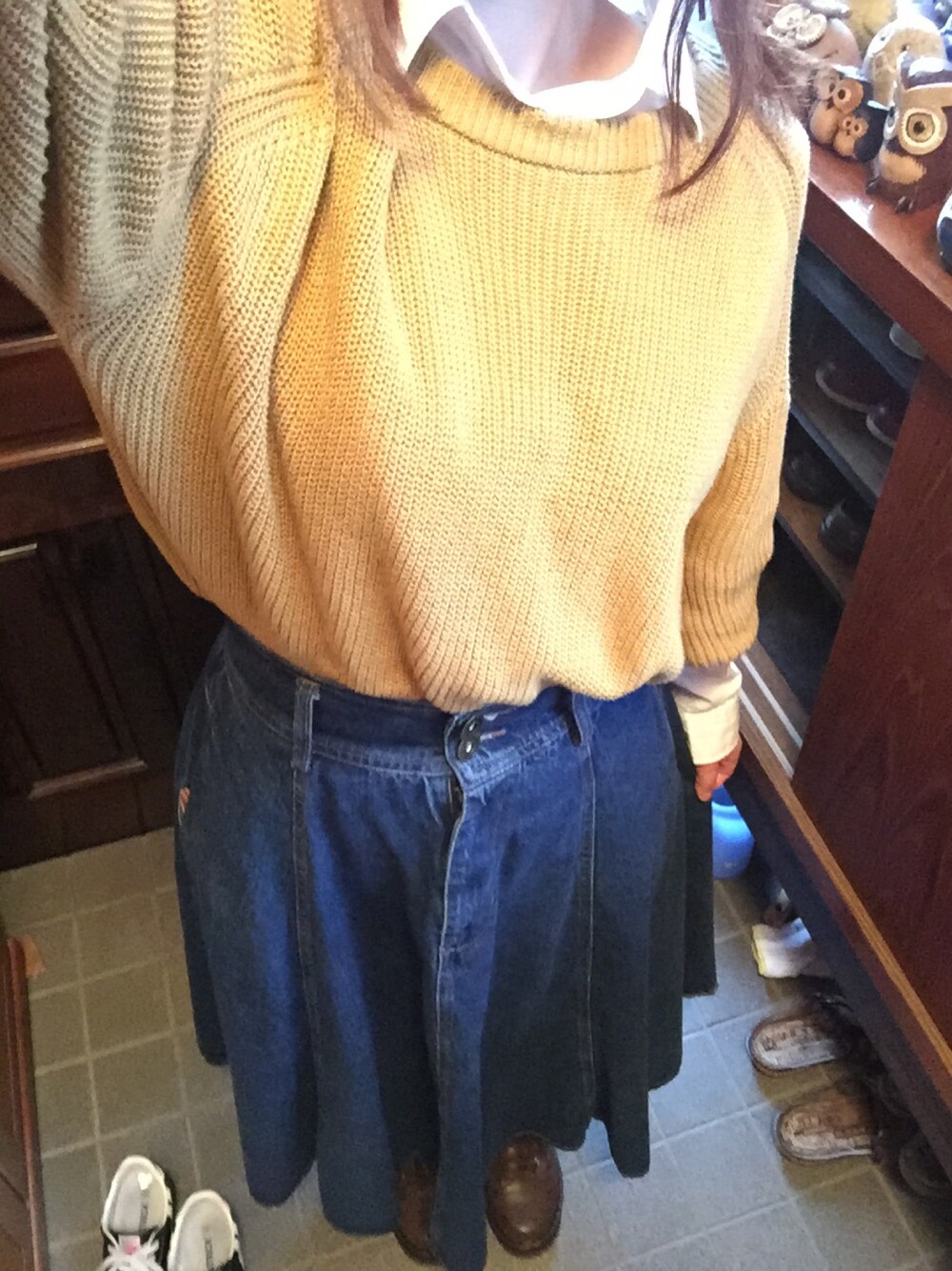 「デニムスカート、黄色、ロングスカート、白シャツ、白シャツ×ニット」｜「ehka sopoのアイテム（トップス、イエロー系）」を使った、natsumiさん（レディース・158cm）の秋コーディネートの1枚目の写真