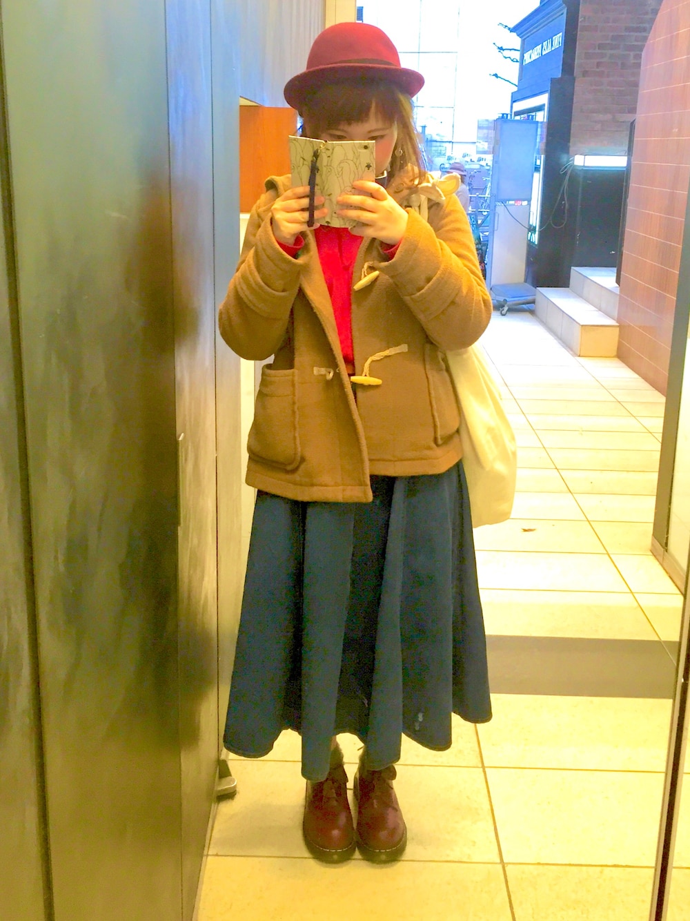 「デニムスカート、赤、ダッフルコート、デニム、Dr.Martens」｜「POU DOU DOUのアイテム（ダッフルコート、ベージュ系）」を使った、natsumiさん（レディース・158cm）の春コーディネートの1枚目の写真