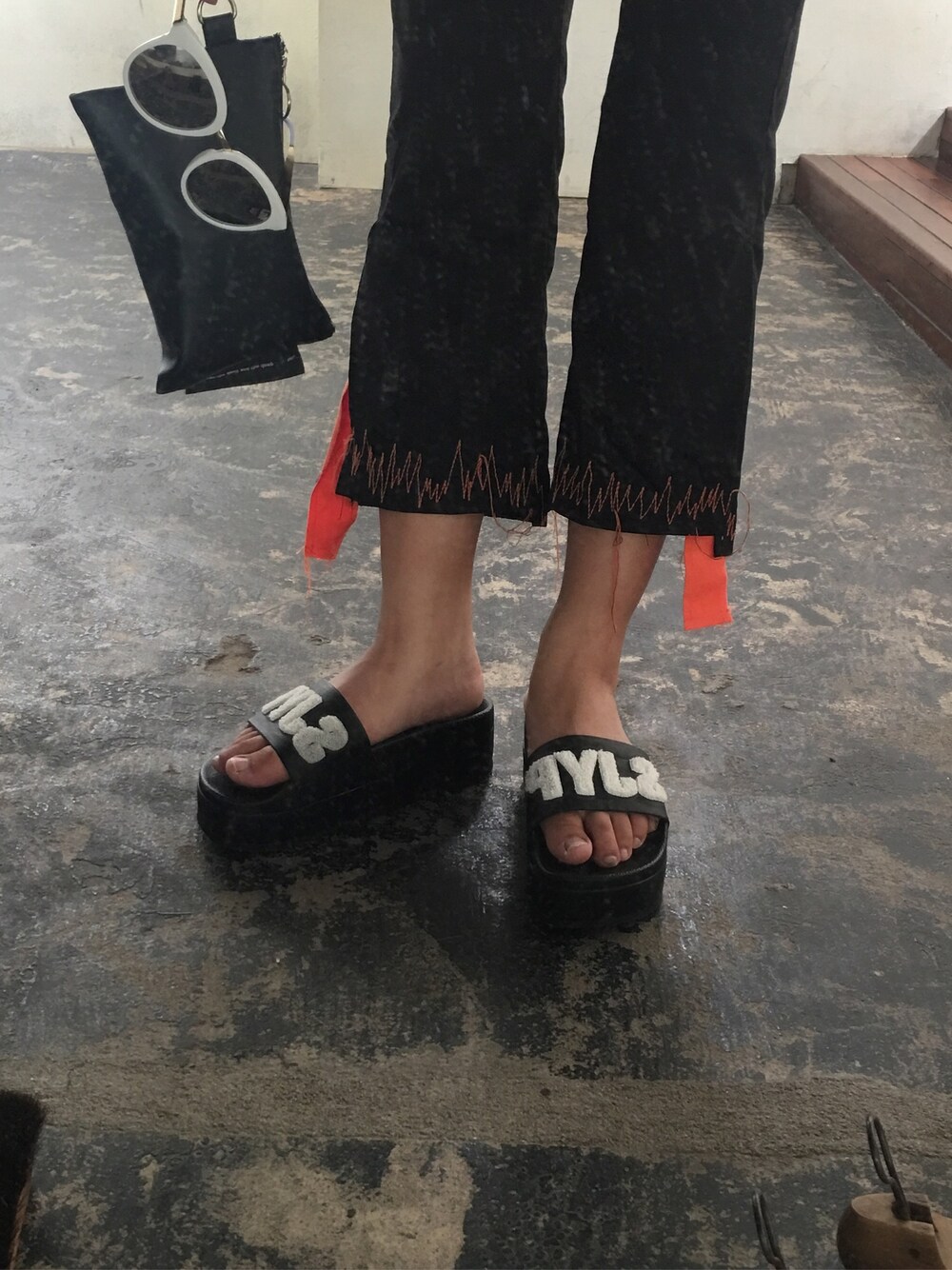 「シンプル、ootd、韓国ブランド、韓国ファッション、korea、koreanfashion、STYLENANDA、SJYP、clutstudio、esc」｜「ESCのアイテム（バッグ、ブラック系）」を使った、MIYUさん（レディース・168cm）の夏コーディネートの1枚目の写真