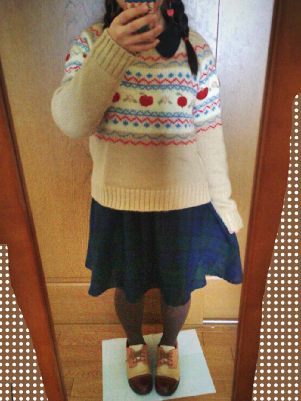 イエロー系のニット/セーター、グリーン系のワンピース、ブラウン系のシューズを着用したレディースの春コーディネートの1枚目の写真