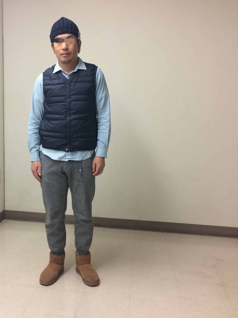 ブルー系のシャツ/ブラウス、ブルー系のダウンベスト、グレー系のその他パンツを着用したメンズの秋コーディネートの1枚目の写真