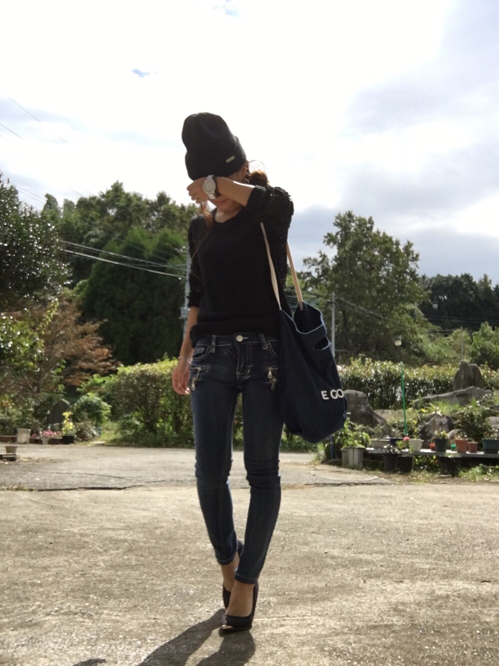 「ニット帽、デニム、おだんごヘアー」｜「BACKSのアイテム（ニットキャップ/ビーニー、ブラック系）」を使った、chimiさん（レディース・153cm）の秋コーディネートの1枚目の写真