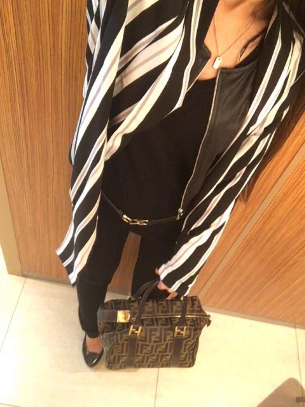 「ロングシャツ、ストライプ、モノトーン」｜「GUAMのアイテム（シャツ/ブラウス、ブラック系）」を使った、chimiさん（レディース・153cm）の冬コーディネートの1枚目の写真