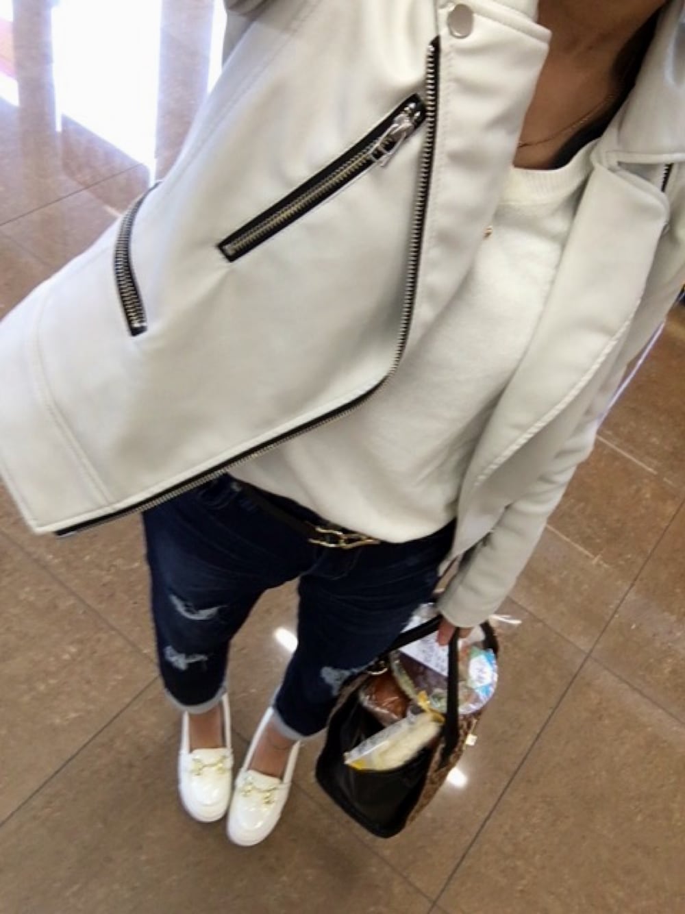 「ライダース、ダメージデニムパンツ、ウェッジソール」｜「AZUL by moussyのフェイクレザーシンプルライダースJK（ライダースジャケット、ホワイト系）」を使った、chimiさん（レディース・153cm）の春コーディネートの1枚目の写真